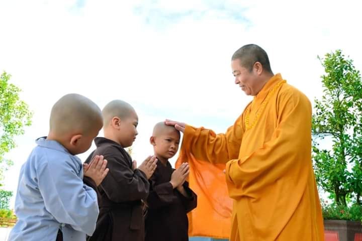. Giáo lý của nhà Phật có tam tạng giáo điển Kinh, Luật, Luận. Tam tạng giáo điển ấy mà tồn tại lâu dài đều nhờ sự truyền thừa từ đời này sang đời khác của các bậc Tổ sư. Trong tam tạng ấy luật tạng là nền móng của đạo đức không chỉ riêng cho Tăng đoàn mà cho cả xã hội.