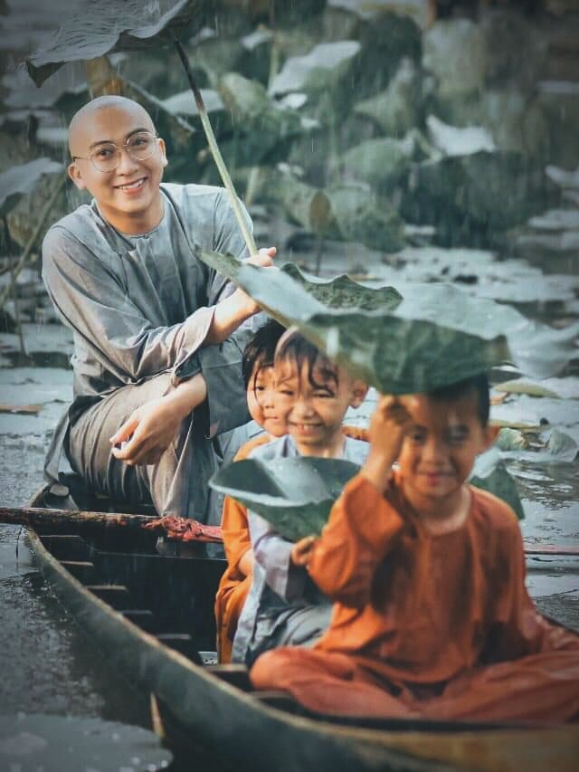 Thầy dạy đạo, thầy dạy chữ, thầy dạy nghề.v.v. Cho dù ngày nay ta có trở thành bậc vĩ nhân trong thiên hạ đi nữa thì cũng nhờ công ơn vun vén của thầy từ lúc ban đầu.
