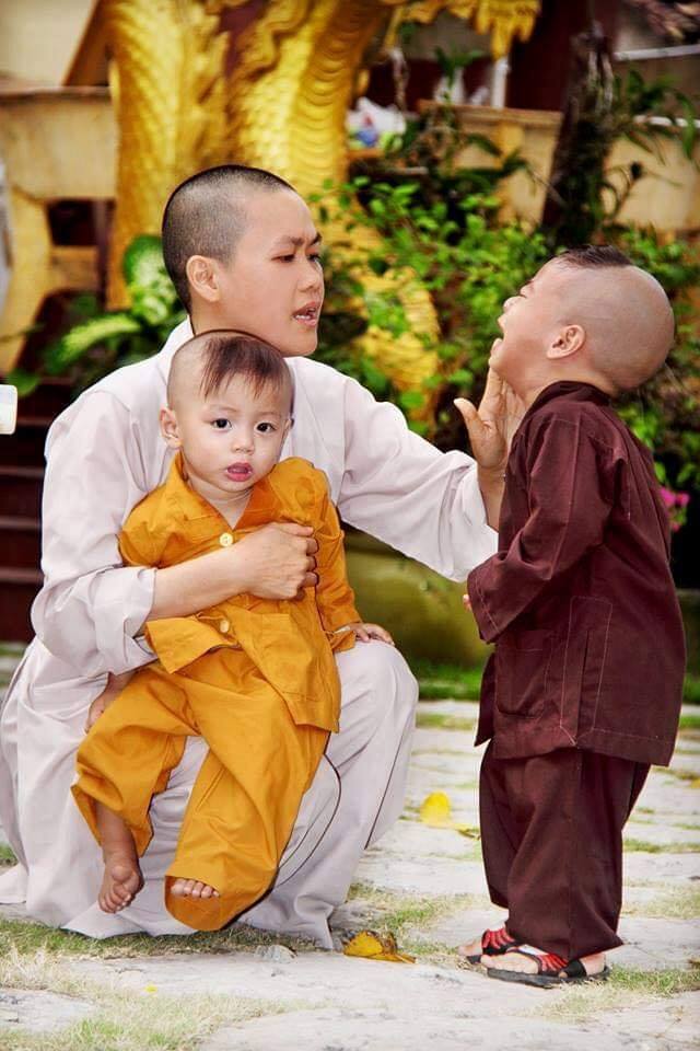 Ngoài việc dạy dỗ, rèn luyện đức hạnh người Thầy có lúc ân cần dịu dàng như người mẹ hiền ấp ủ cho chúng ta đỡ những lúc gió sương, vỗ về an ủi khi vấp ngã, lỗi lầm, săn sóc từng giấc ngủ bữa ăn, quan tâm đến những vui buồn của chúng ta trong cuộc sống.