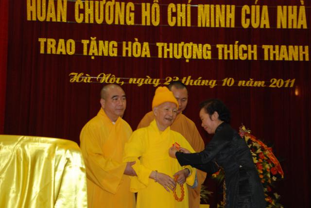 Phó Chủ tịch nước Nguyễn Thị Doan trao huân chương Hồ Chí Minh tới Hòa thượng Thích Thanh Tứ
