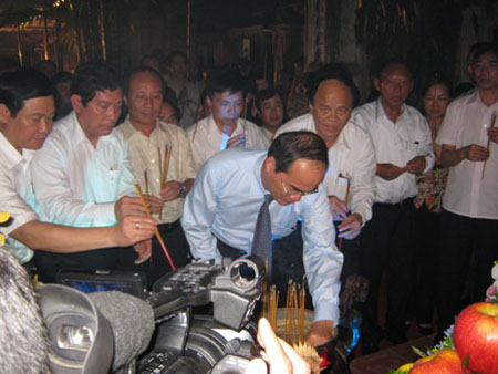 Lãnh đạo Đảng và Chính phủ dâng hương tại nhà bia tưởng niệm chùa Kim Sơn