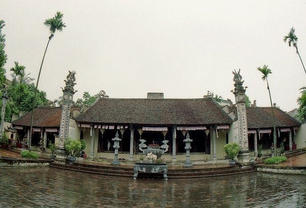 Chùa Kim Sơn với đền Mẫu và đàn Vạn Linh ở hai bên. Ảnh: Vanhien.vn