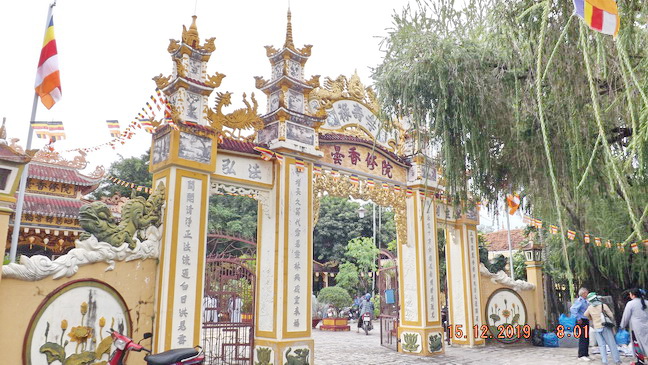 Cổng chùa Linh Sơn Pháp Bảo