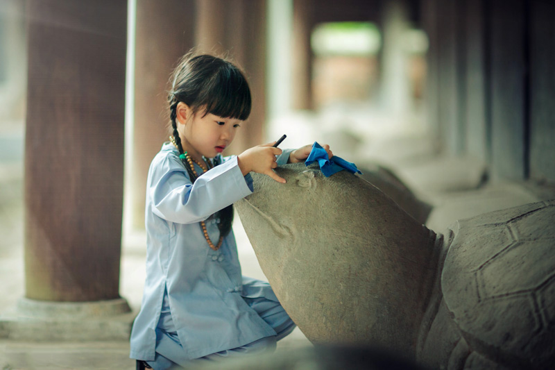 Nếu ngay từ nhỏ con em đã được chỉ dẫn về năm điều đạo đức vừa nêu thì đảm bảo quý vị khỏi phải lo con mình bị vướng vào game điện tử, chat linh tinh trên mạng, ăn chơi sa đọa, tụ tập với bè bạn xấu, tập tành những thói quen tiêu cực.