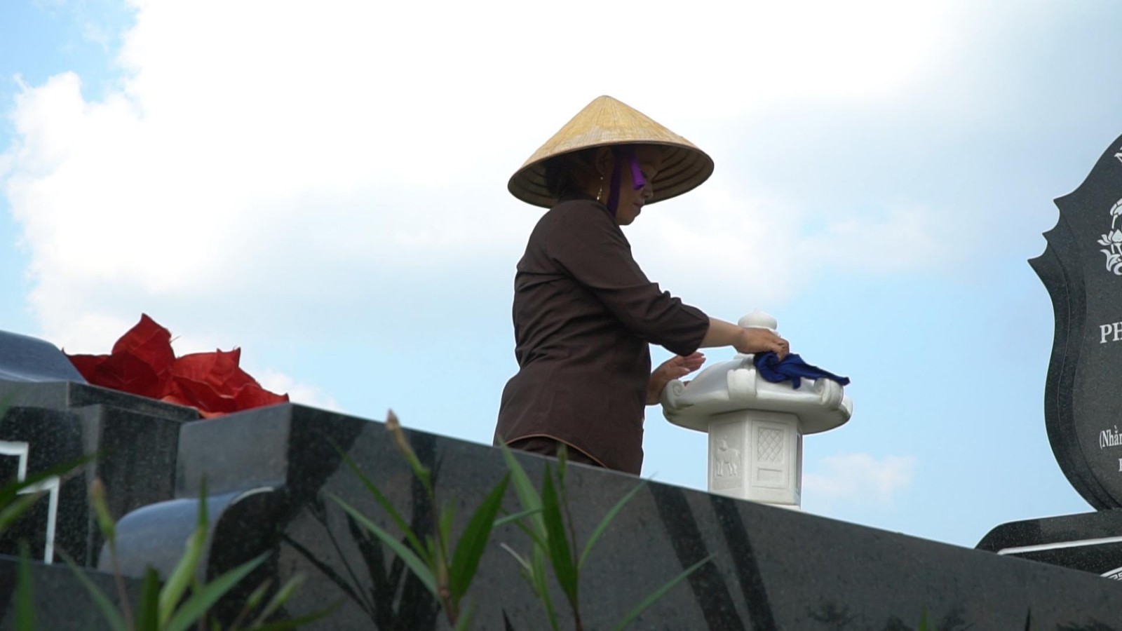 Nhân viên quản trang chăm sóc mộ phần hằng ngày.