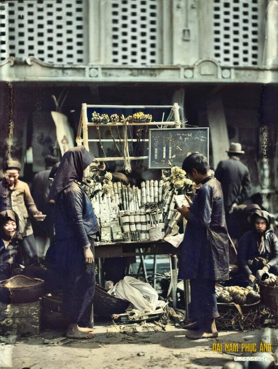 Ảnh chợ Tết Hà Nội năm 1920 sẽ khiến bạn lạc vào không khí tấp nập, đầy sắc màu và đậm chất truyền thống của Tết trong thủ đô ngàn năm văn hiến.