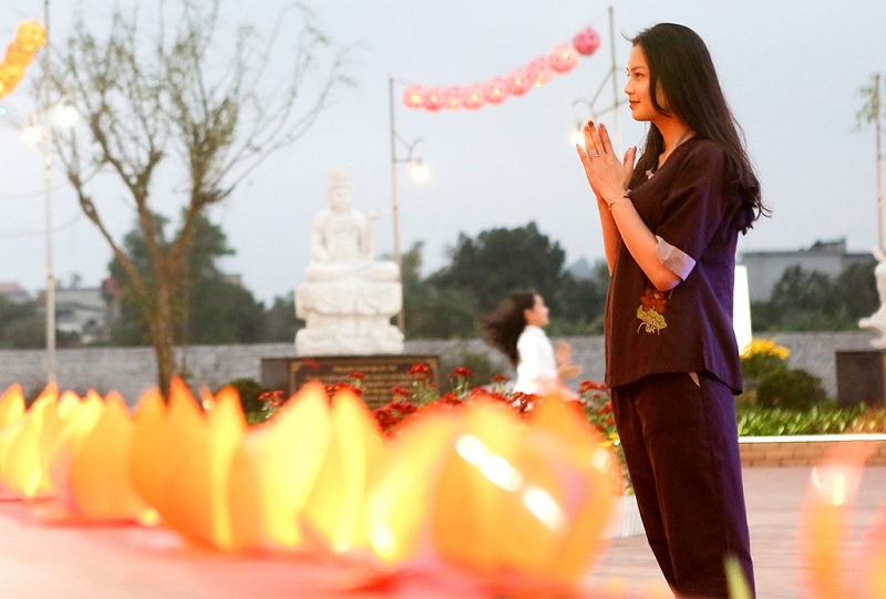 Trong tâm thức của người Việt, ngày Rằm tháng Giêng là ngày hầu như các gia đình Việt đến chùa để lễ Phật.