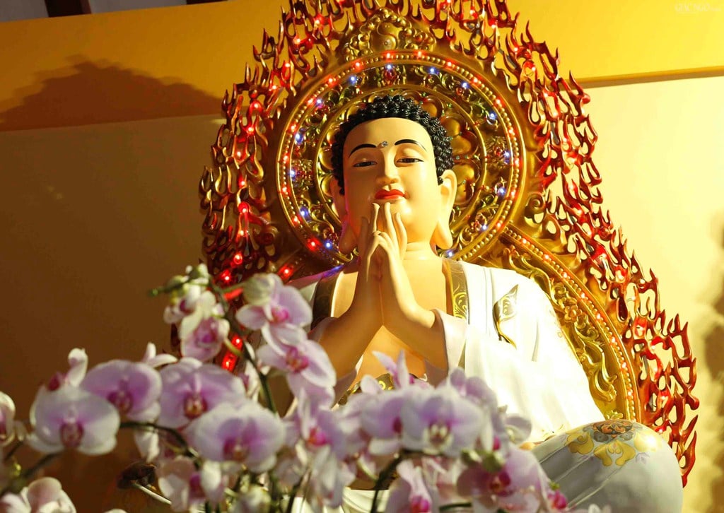 Phật Dược Sư là một đấng giác ngộ có lòng bi mẫn vô biên đối với hết thảy chúng sinh.