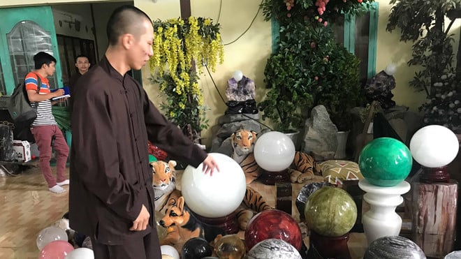 Bên trong