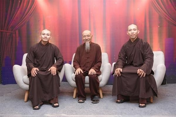 Ông Tùng Vân (giữa) cùng 2 người tự xưng là “sư thầy” thi hát Bolero trên truyền hình