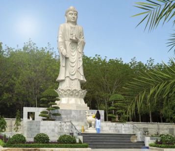Tượng Phật A Di Đà bằng đá khối trắng tự nhiên, cao 8m là một trong những điểm nhấn đặc sắc của Công Viên Vĩnh Hằng Long Thành