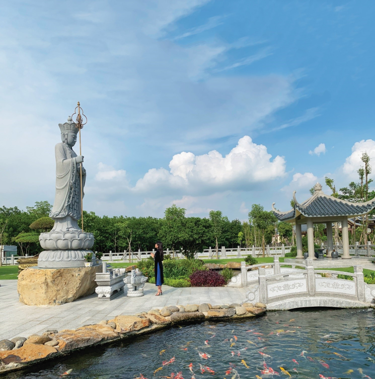 Tượng Địa tạng vương bồ tát cao 4m, bên hồ cá Koi trong khuôn viên mộ gia tộc của Công Viên Vĩnh Hằng Long Thành.