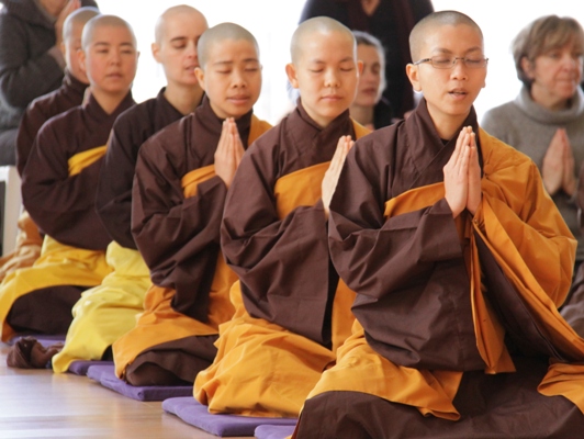 Trong đạo Phật không có sự phân biệt giữa nam và nữ. Tất cả mọi người đều cùng sống thanh tịnh trong Pháp và Luật của Phật.