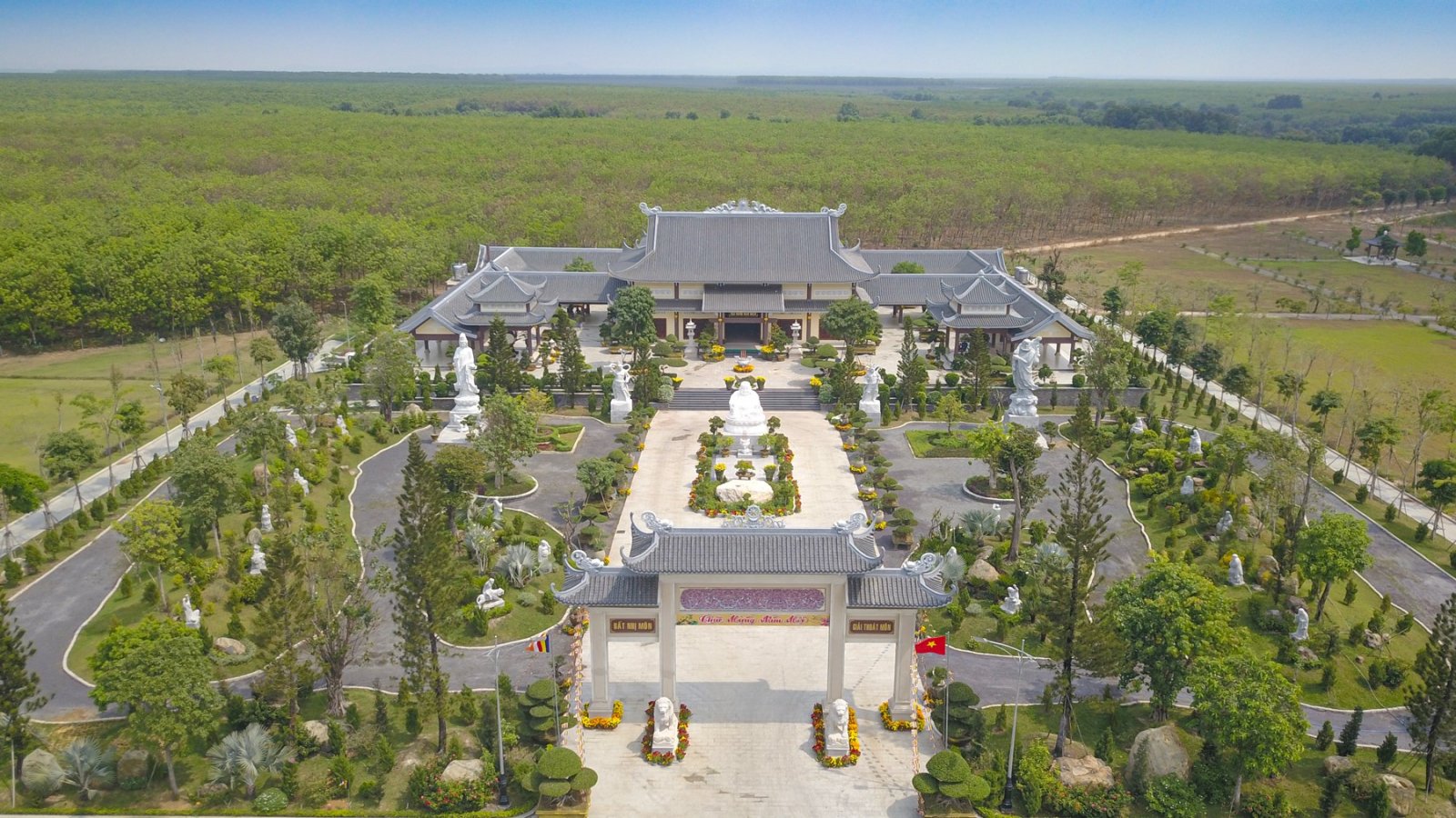 Tất cả công viên vĩnh hằng do công ty Nhật Tiến đầu tư đều có sự hiện diện Thiền Viện Trúc Lâm bên trong khuôn viên nghĩa trang.