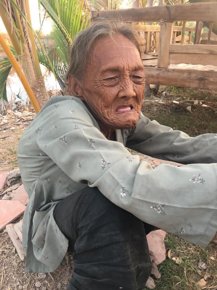 Rơi nước mắt hình ảnh cụ bà 83 tuổi lưng còng vất vả đi nhặt rác trong đêm  để nuôi 2 cháu