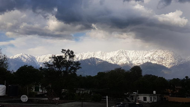 Dãy Himalaya lần đầu tiên lộ diện trước tầm nhìn ở khoảng cách 200 km. Ảnh: Reuters