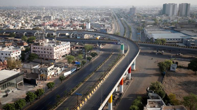 Đường phố Ahmedabad (Ấn Độ) vắng bóng xe cộ trong giai đoạn phong tỏa chống Covid-19. Ảnh: Reuters