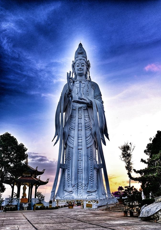 Hạnh đại từ đại bi của Bồ Tát Quan Thế Âm, với tinh thần có cầu thì có ứng, đã đi sâu vào lòng dân gian, được mọi người ngưỡng mộ. Nhân thế tín ngưỡng Bồ Tát Quan Thế Âm phát triển rất mau, hình thành tinh thần “Nhà nhà Di Đà Phật, cửa cửa Quan Thế Âm”.
