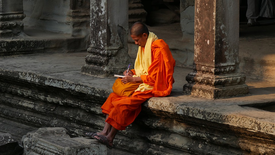 Do đó, tôi thành thật khuyên bạn, tốt hơn hết là bạn nên đến chùa học hỏi với quý thầy, những vị đã có trình độ Phật học căn bản vững chắc. Ảnh minh họa.