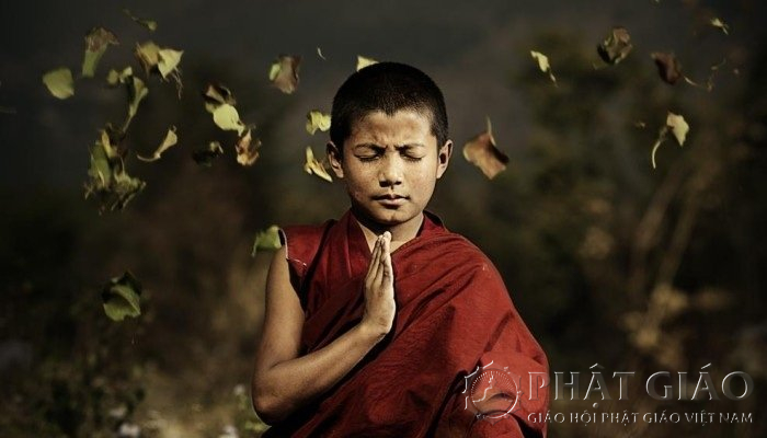 Niệm Phật từ buổi mai khi mới thức dậy, cho đến buổi tối, cả ngày niệm không xen hở. Khi gần đi ngủ, ngồi xếp bằng, bán già, hay kiết già, chắp tay mà nguyện rằng: Con tin lời của Đức Phật A Di Đà đến khi lâm chung được Phật và các vị Bồ Tát, đến tiếp dẫn chúng con về Cực lạc.