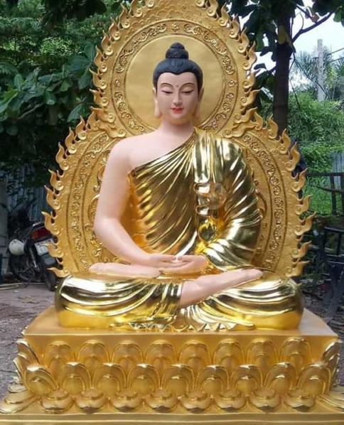 Tóc của Phật Thích Ca được ví như tia nắng chiếu rọi trên đỉnh núi, mang lại sự an yên và bình định cho tâm hồn. Nhấp chuột vào bức hình để chiêm ngưỡng vẻ đẹp thanh nhã của tóc Phật.
