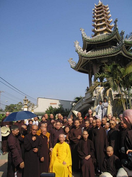 Hình ảnh Thiền sư Thích Nhất Hạnh về thăm quê hương năm 2005