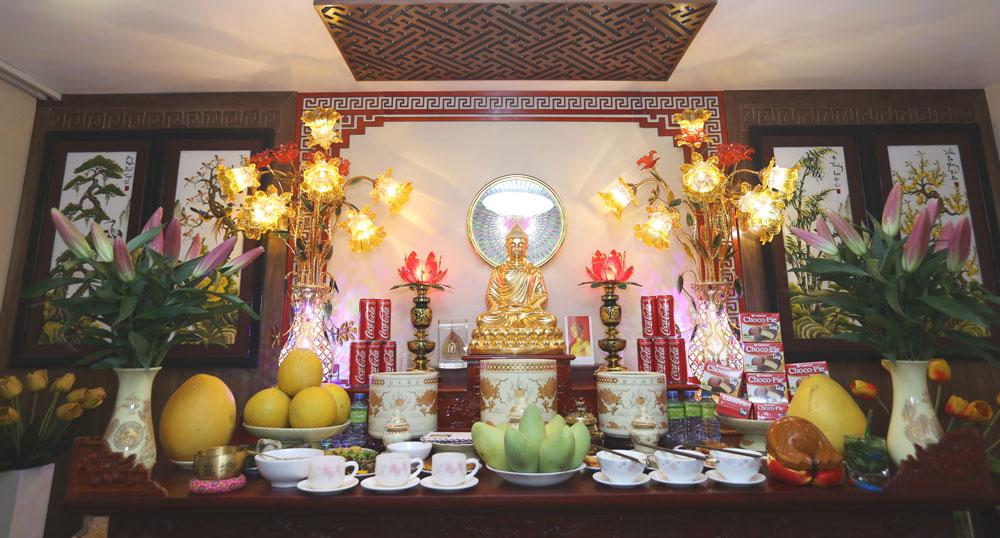 Lập bàn thờ Phật và gia tiên tại gia đang trở thành một xu hướng phổ biến. Hãy tham khảo các hướng dẫn trực tuyến và cửa hàng trang trí nội thất để tìm kiếm những sản phẩm phù hợp cho ngôi nhà của mình. Bản thân bạn cũng có thể tạo ra những vật dụng thủ công độc đáo để trang trí bàn thờ.