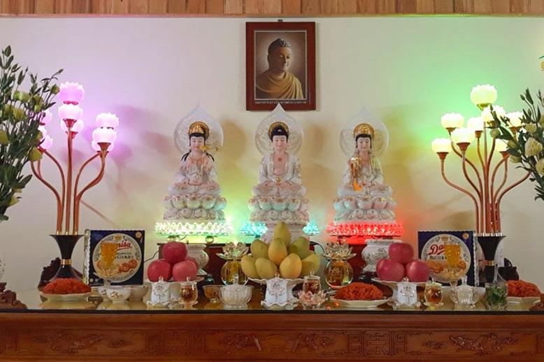Cúng Phật đơn giản tại gia không còn là điều quá xa xỉ. Giờ đây, bạn có thể tạo ra một không gian trang trọng, linh thiêng tại nhà riêng của mình với những vật dụng đơn giản như tấm thảm, vòng hoa và đèn truyền thống. Bạn cảm nhận được sự an yên, bình định trong tâm hồn khi tôn vinh và cúng dường đức Phật tại nhà mình.
