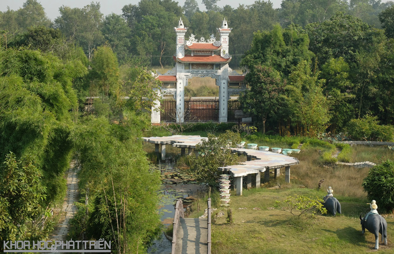 Cổng tam quan và cây cầu hình bản đồ Việt Nam nhìn từ tòa chính điện.