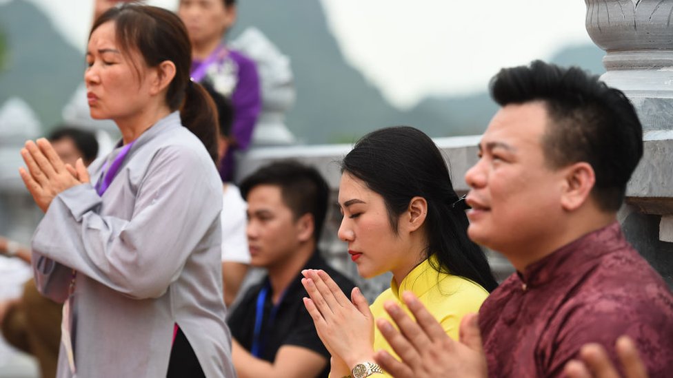 Đạo Phật khuyến khích con người tìm đến những hạnh phúc chân thật hơn với niềm vui cao cấp hơn, lâu bền hơn như niềm vui sống đạo đức, niềm vui của những tâm hồn rộng mở, vị tha đối với người khác, niềm vui của lương tâm không bao giờ bị cắn rứt, ân hận, biết ly dục, những niềm vui sáng tạo vì hạnh phúc số đông và cuối cùng là niềm vui ái diệt là Niết bàn.