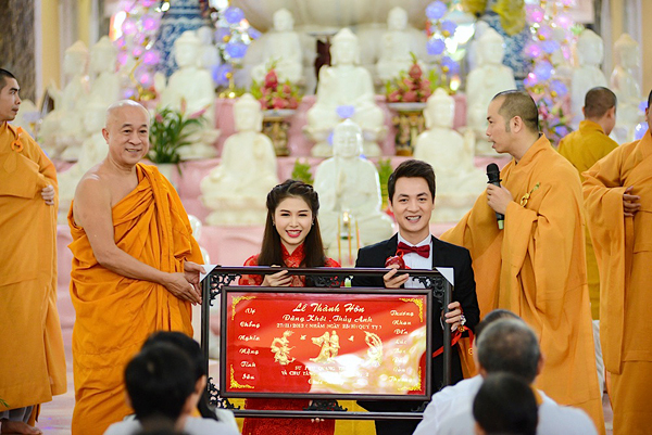 Đạo Phật không khuyến cáo, lại càng không bắt buộc các tín đồ phải tránh mọi quan hệ nam nữ, quan hệ tình dục trong đời sống hạnh phúc lứa đôi vợ chồng.