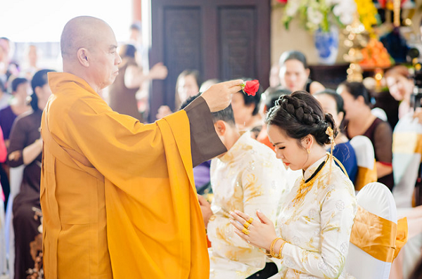 Đức Phật biết chúng sinh đang sống trong cõi gọi là Dục giới, tức là cõi sống có lòng dục, đầy khát ái, bị cuốn hút trong tình yêu, ham muốn tình dục do nghiệp nhân nghiệp quả mà chúng sinh hướng đến là chuyện rất bình thường. Nhưng học thuyết Nhân quả – Nghiệp báo của đạo Phật cũng khẳng định: “Con người là chủ nhân ông của nghiệp, là người thừa tự nghiệp, nghiệp là thai tạng…”.