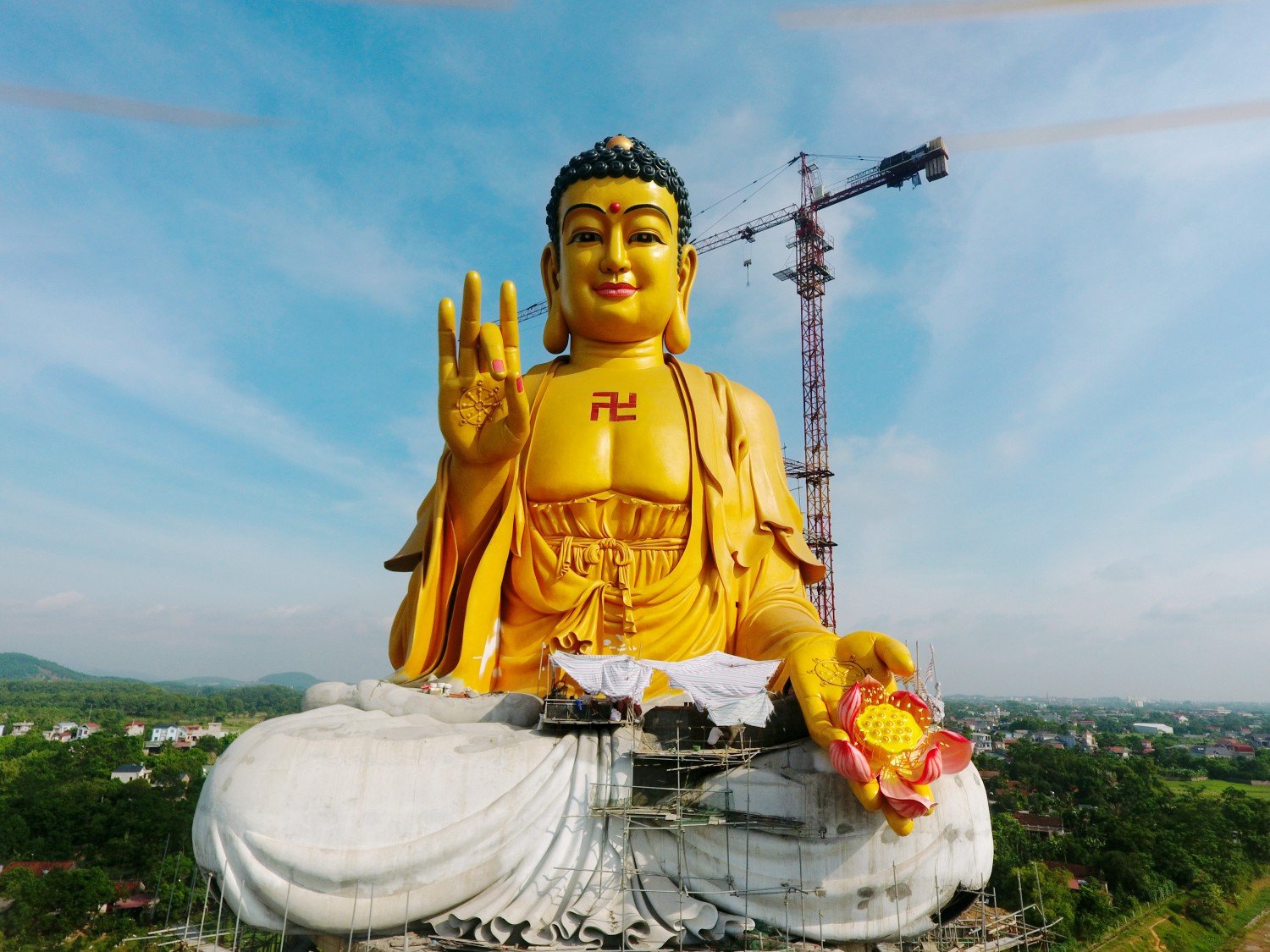 Từ xa nhân dân và Phật tử thập phương có thể nhìn thấy đài sen vàng rực rỡ với cánh hoa mày đỏ sen được trưng nổi bật trên bàn tay tiếp dẫn.