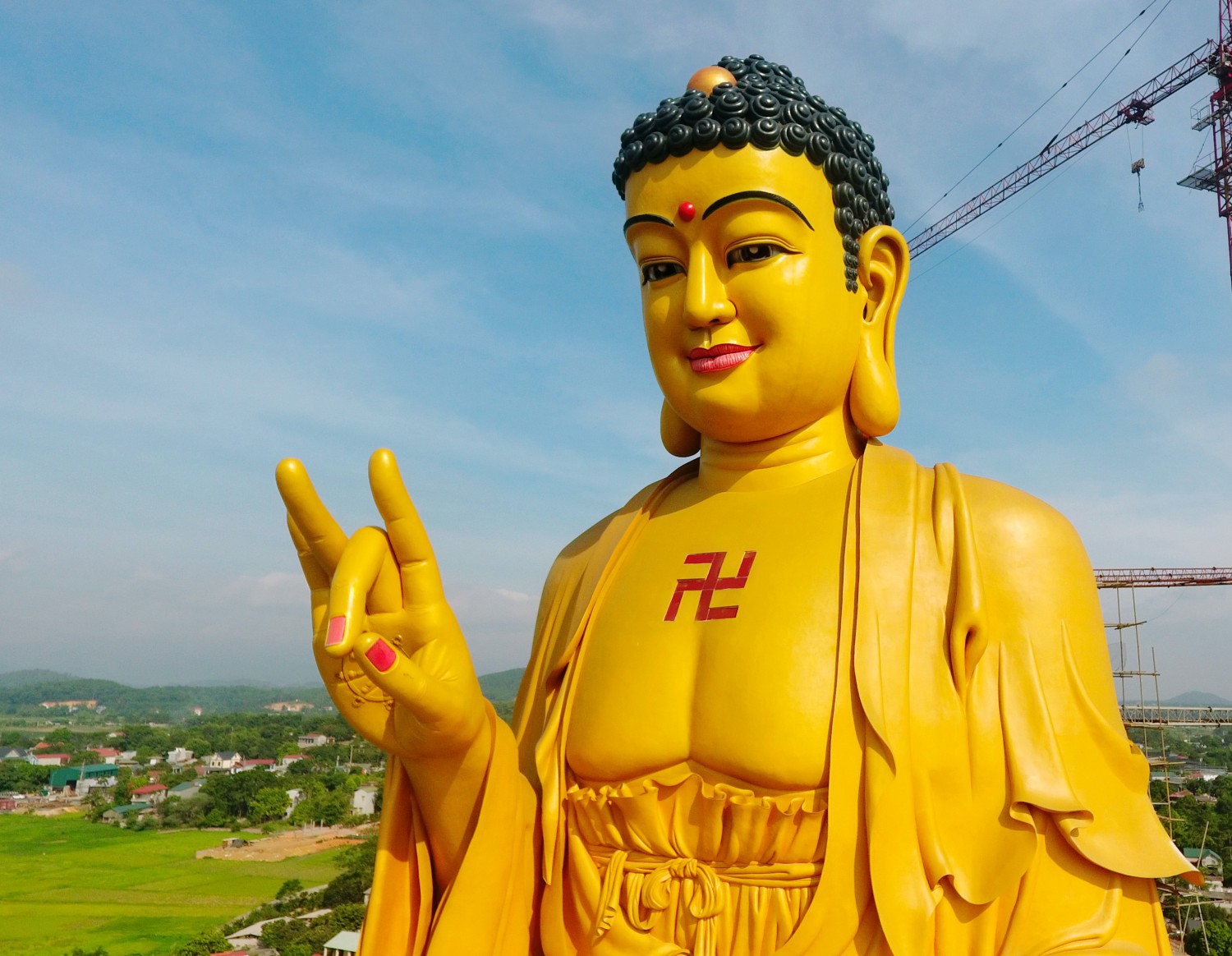 Tai Đức Phật tổng mỗi bên dài hơn 8m.