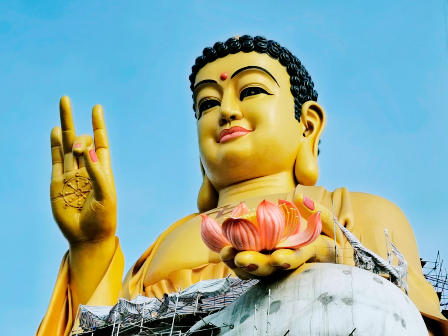 Với chiều cao lên tới 70m, đại tượng Phật 