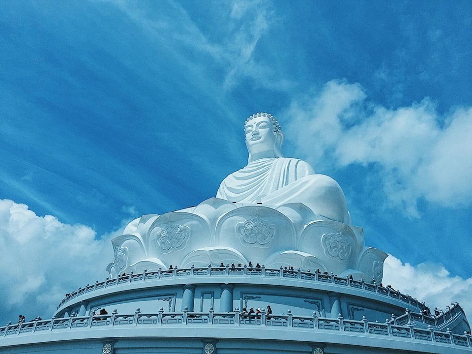 Tượng Phật ngồi lớn: Hãy đến tìm hiểu về tâm linh và triết lý Phật giáo tại tượng Phật ngồi lớn này. Nhìn vào tượng Phật, bạn sẽ cảm thấy một cảm giác thanh tịnh và đầu thai. Hay tới đây một lần để thử cảm giác và tìm sự yên bình cho mình trong cuộc sống cùng tượng Phật ngồi lớn này.