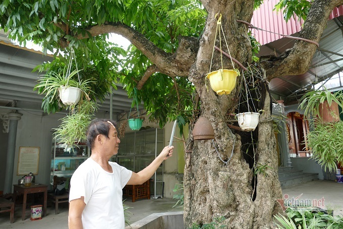 Ông Thân gõ kẻng, báo hiệu giờ ăn.