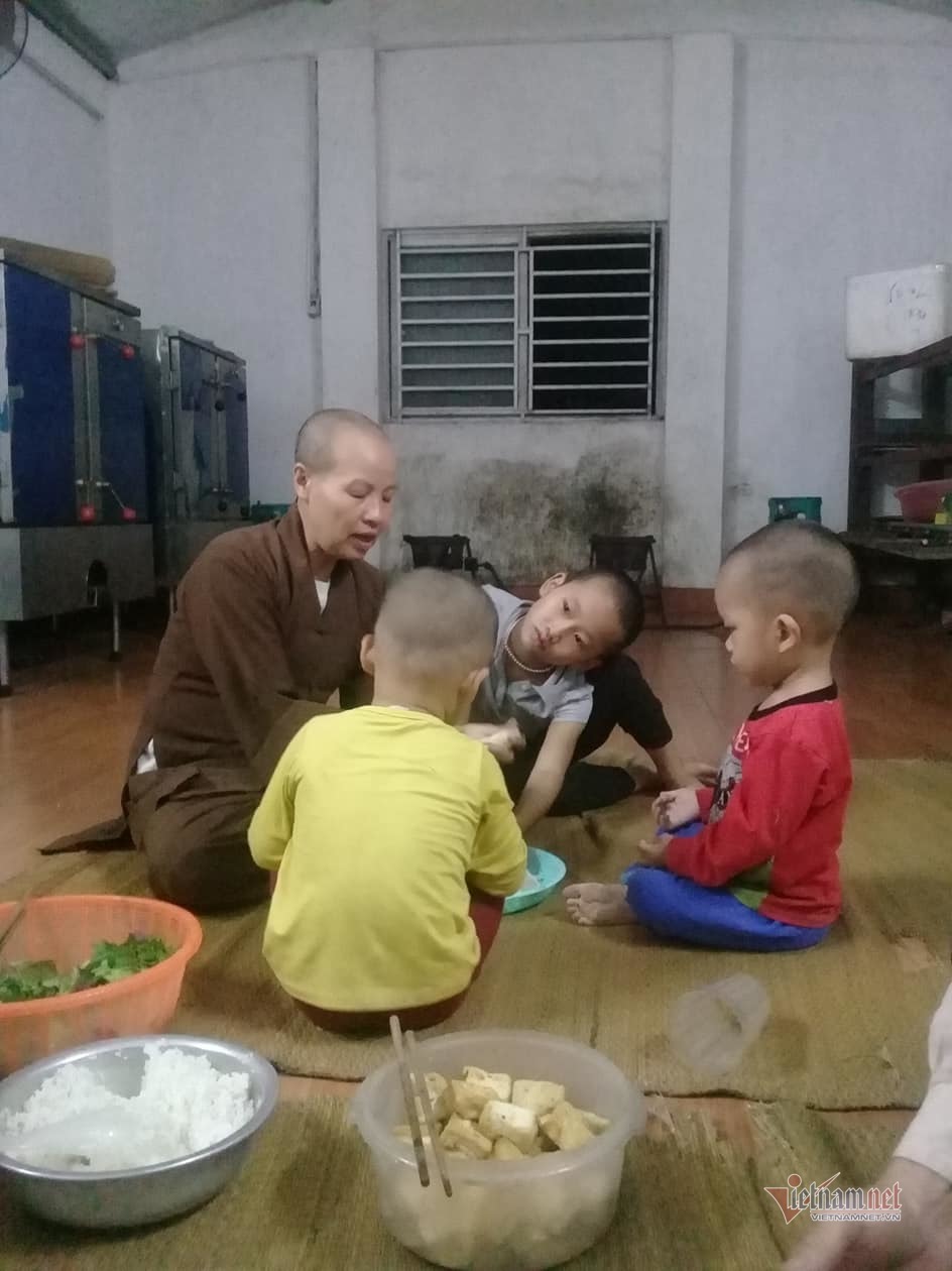 Khoảnh khắc bình yên của vị trụ trì bên những đứa trẻ ở chùa.