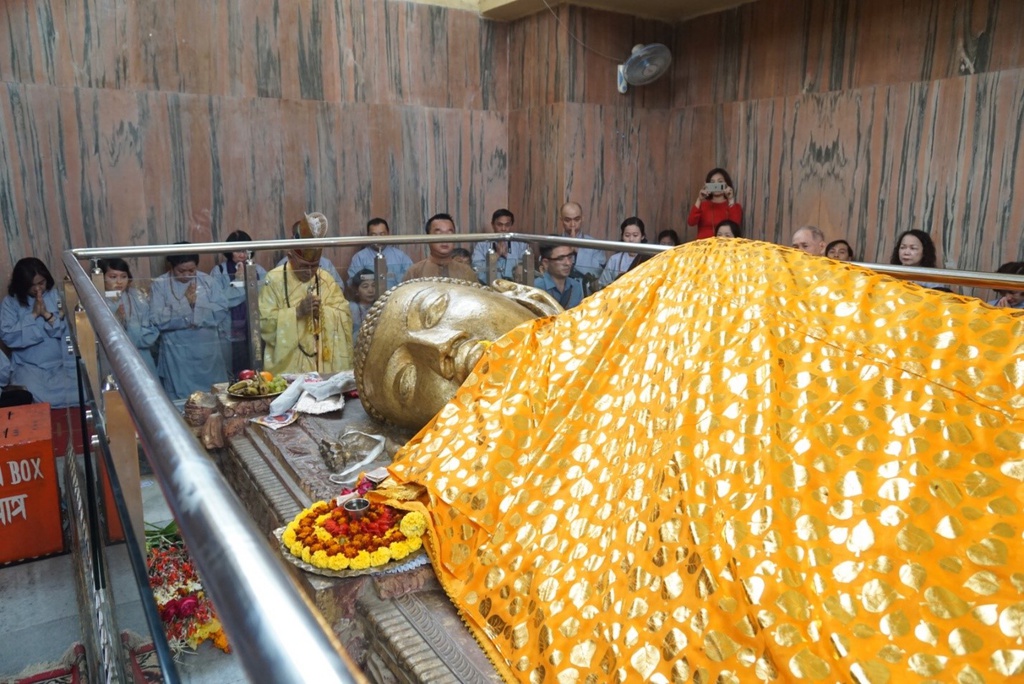 Phật tử viếng thăm Kusinagara (Câu Thi Na) - nơi đức Phật đã nhập vô dư y niết bàn sau 49 năm giáo hóa.