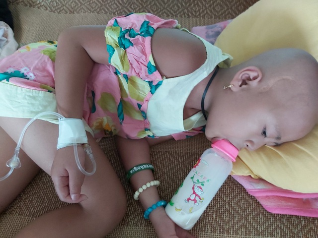 Những lúc thiếu máu, lên cơn sốt hay vào thuốc, đến cháo cũng không thể ăn thì Mỹ Anh chỉ sống nhờ vào sữa dinh dưỡng