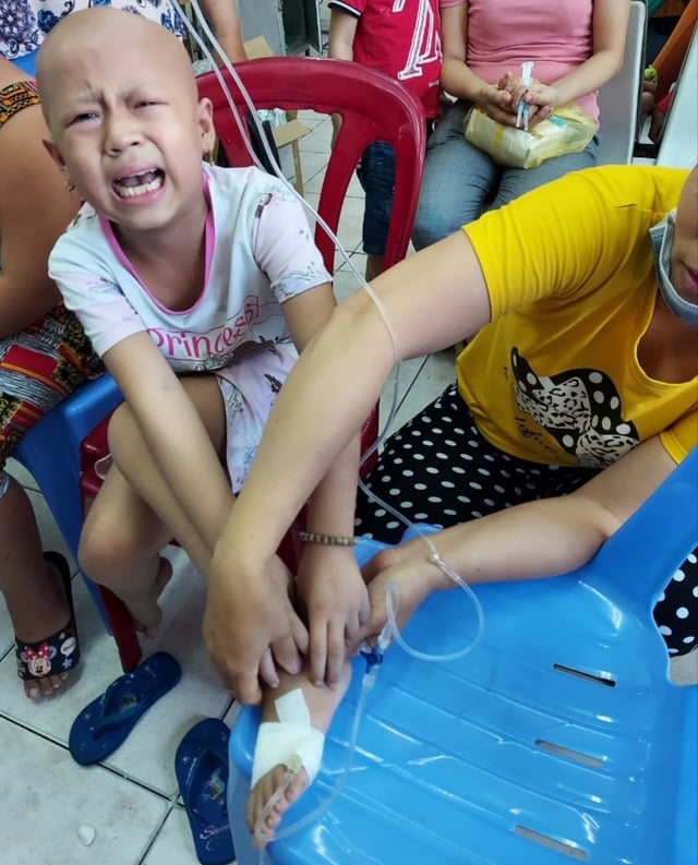 Mỗi lúc vào thuốc, nhìn con cắn chặt răng chịu được đựng mà nước mắt chảy dài rồi, rồi đến lúc không chịu nổi, bé cất tiếng khóc cũng là lúc chị Hằng òa khóc cùng con
