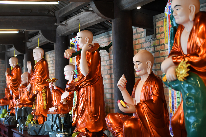 18 vị La Hán được sơn son thếp vàng ngự dọc hành lang Tả Vu, Hữu Vu.