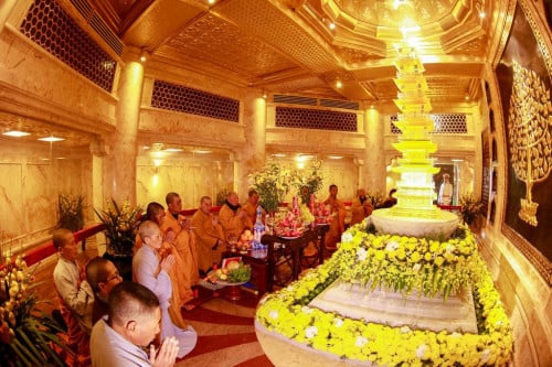 Ngọc xá lợi Phật, được cất giữ tại tháp đồng nhỏ, đặt trong tháp pha lê lưu ly 7 tầng.