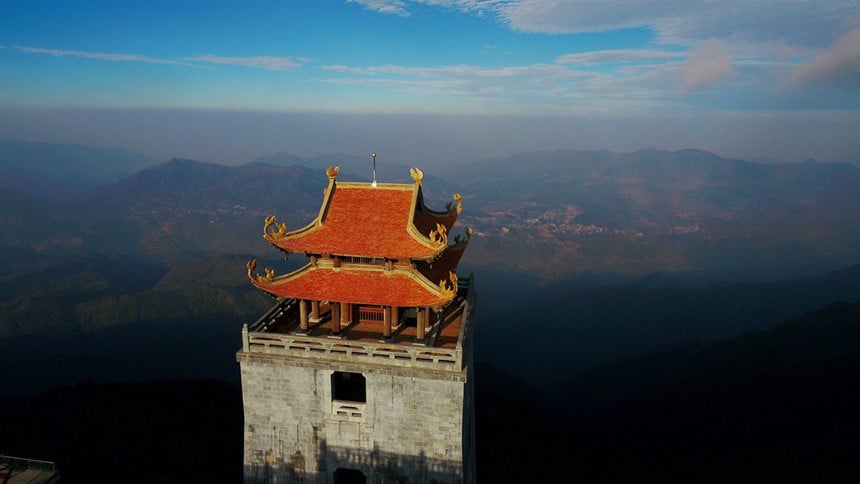 Đài gác Đại Hồng Chung còn có tên gọi là Vọng Lĩnh Cao Đài.