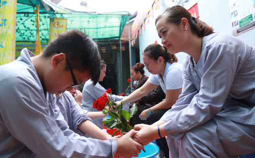 Hiện tiền đại chúng, nên phát tâm lớn, cầu đạo Bồ Đề, rộng độ chúng sinh, đều thành Chính Giác, cha mẹ nhiều đời, cùng về cõi Phật. Hãy dốc một lòng, chí thành khẩn thiết, quy mệnh đính lễ Đức Đại Từ Phụ của cả thế gian.