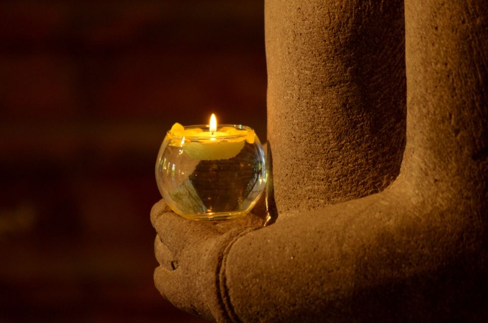 Nếu có người cúng dường tháp Phật một ngọn đèn, sau khi mạng chung sẽ được ba loại ánh sáng.