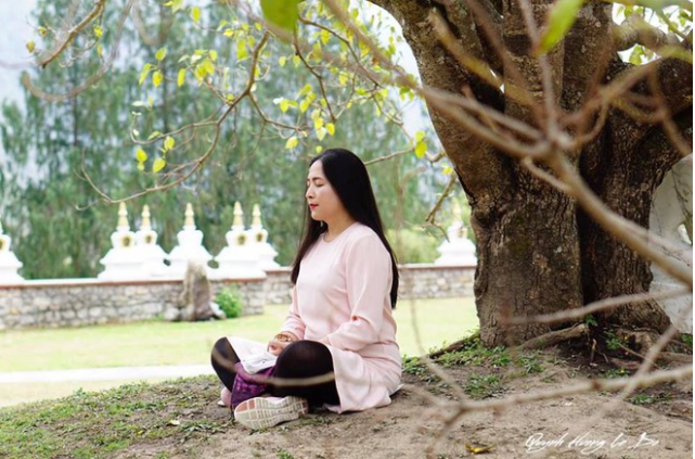 MC Quỳnh Hương tại tu viện Nilyizerang trên núi vùng cố đô Punakha, Bhutan.