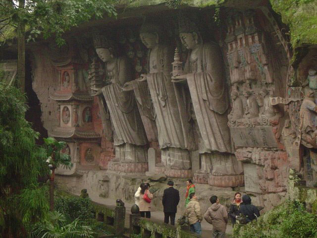 Hệ thống các tượng đá tại đây là kho tàng nghệ thuật của Trung quốc với hơn 5 vạn pho tượng được chạm khắc bằng đá.