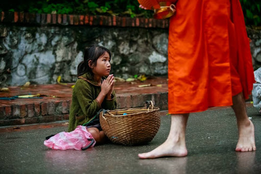 Với người trì bình khất thực. Việc đón nhận sự bố thí để tạo nên cơ hội hành thiện cũng là một điều thiện.