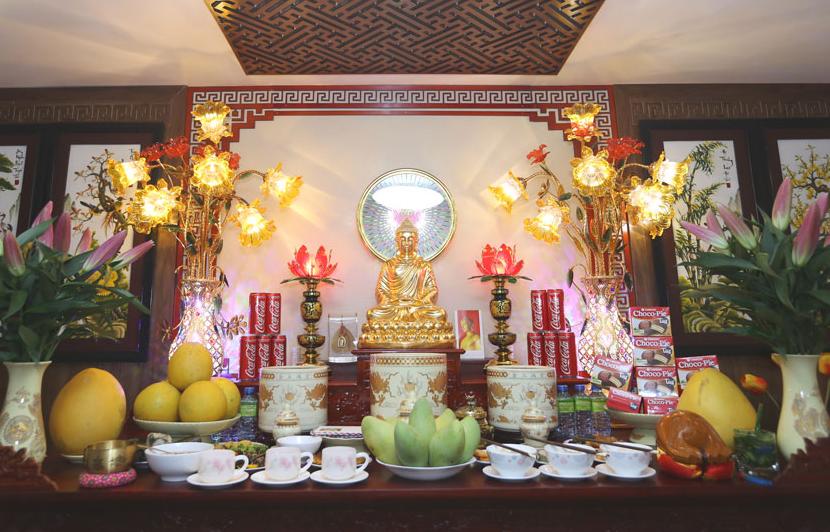 Sau khi thỉnh Phật an vị, chúng ta nên chịu khó hương khói hàng ngày, tụng kinh lễ Phật sám hối, bao sái ban thờ cho sạch sẽ trang nghiêm.